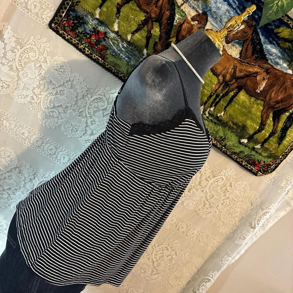 Camiseta sin mangas a rayas blanco y negro con ribete de encaje y detalle de cinta Foto 3 de 4