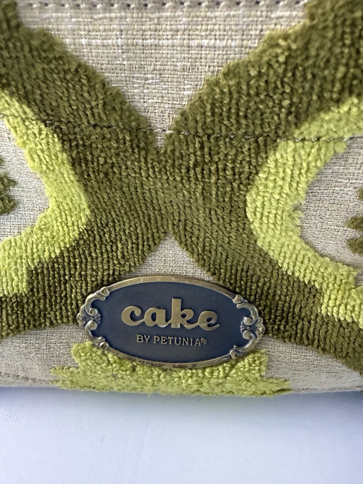 Bolsa de pañales para pasteles con fondo de petunia encurtido con tapiz de terciopelo verde sensación años 70 Foto 3 de 4