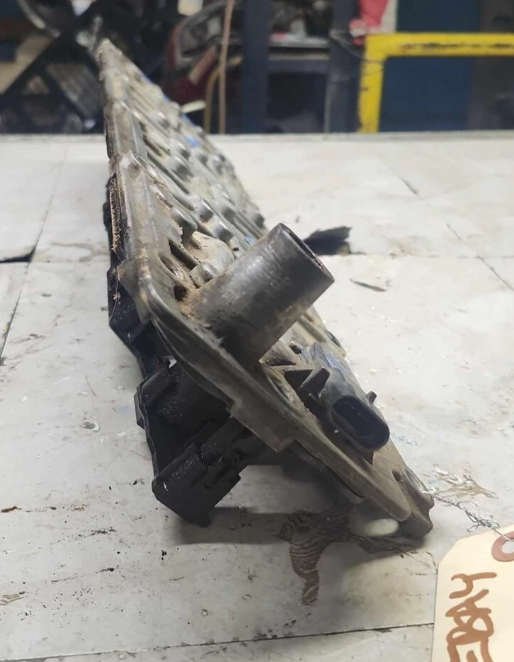 2007-2017 年 YUKON ESCALADE AVALANCHE TAHOE SIERRA 发动机 CYLINDER VALLEY 保护套 原始设备制造商 — 第 3/4 张图片