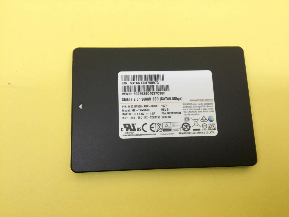 SSD interno Samsung SM863 Series 960GB SATA 6Gbps 2.5"" MZ-7KM9600 Foto 2 de 4