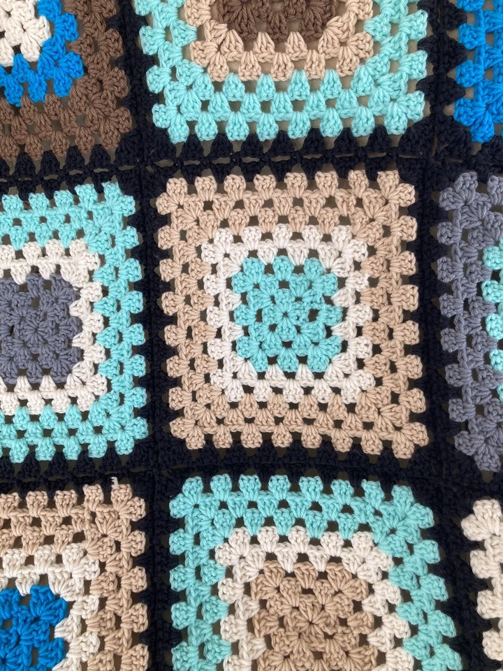 "NUEVO-hecho a mano ganchillo afgano abuela cuadrado azul, bronceado, nacido, gris aprox 67""x44""" Foto 4 de 4