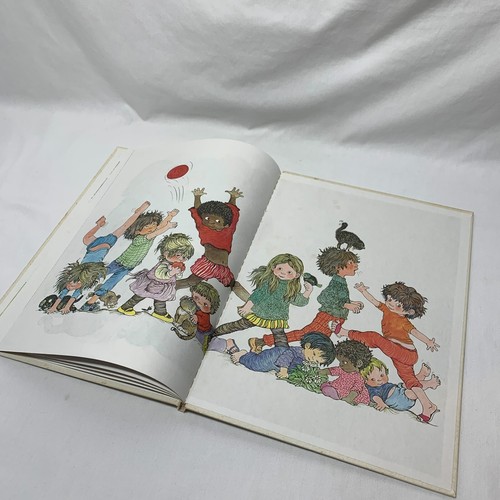 Susan Perl's Human Body Book by Leslie McGuire Vintage 70s Illustrated Kids Book - Picture 5 of 5