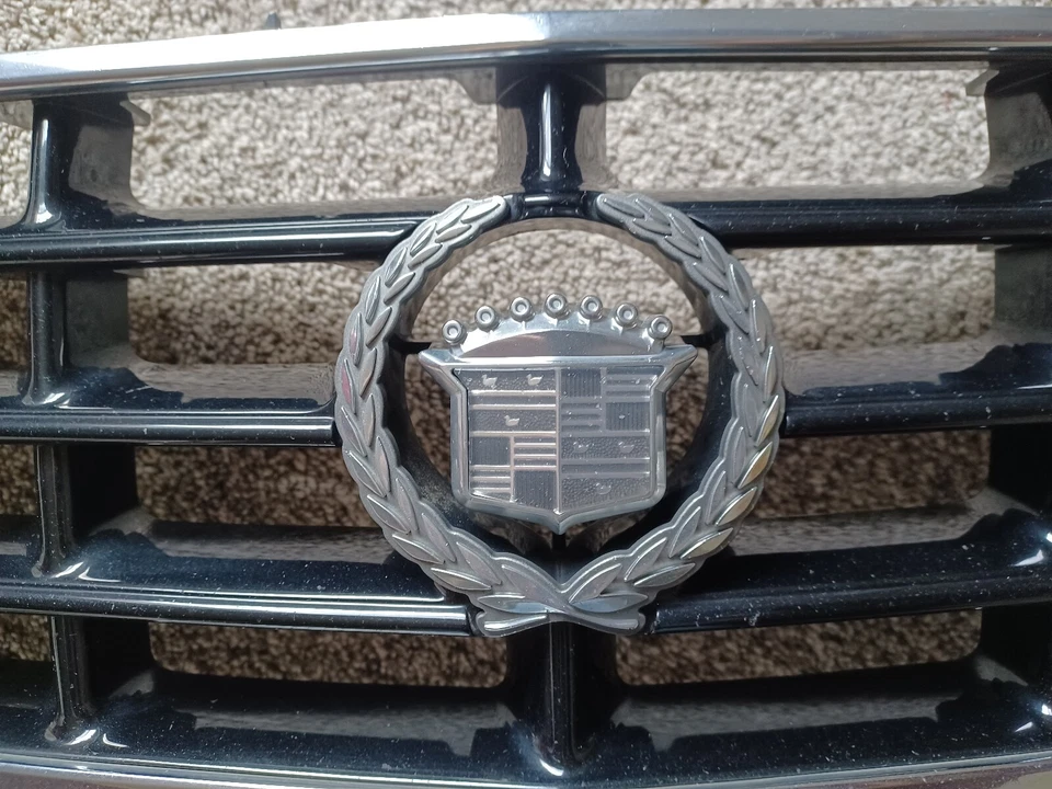 1998-2002 Cadillac Seville Grill With Emblem Chrome And Black OEM - Image 2 of 4
