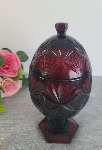 Bonbonnière vintage Cristal d'Arques en verre taillé rouge rubis forme oeuf piédestal avec couvercle