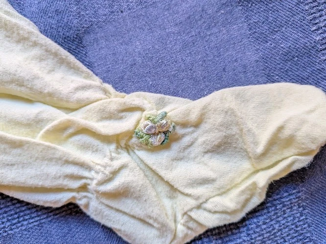 Lote De Ropa De Bebé De Colección Amarillo Y Blanco Gorro Infantil Conejito Traje De Baño Muñeca Foto 3 de 4