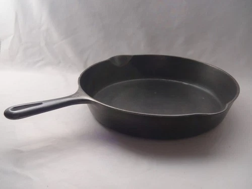 Vintage Griswold #8 704-I 10-1/2" Cast Iron Small Logo Skillet - Clean &Seasoned