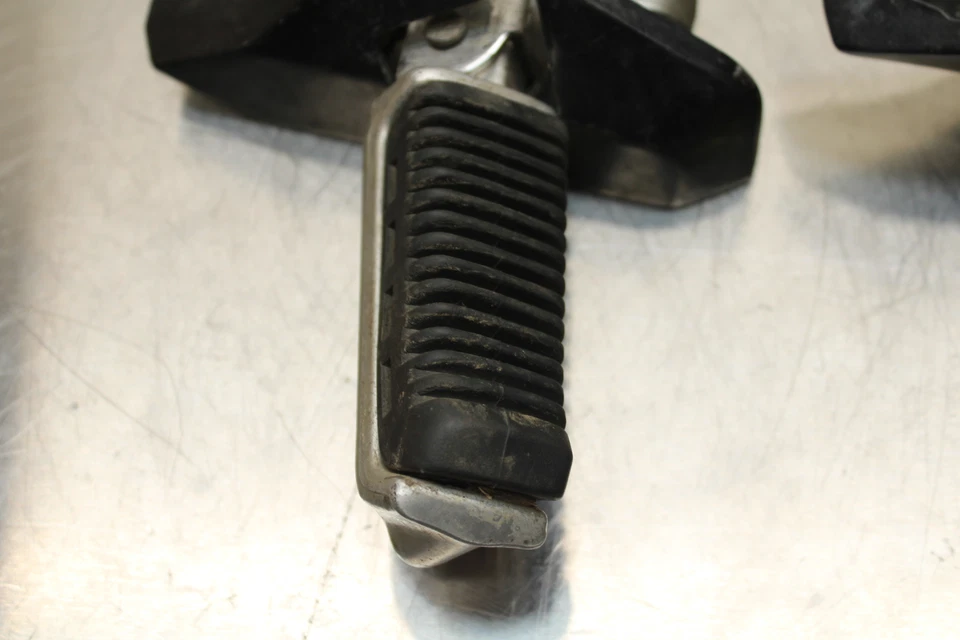 86 SUZUKI GS750ES REPOSAPIÉS DELANTEROS CLAVIJAS JUEGO PELDAÑOS PAR BB140 Foto 3 de 4