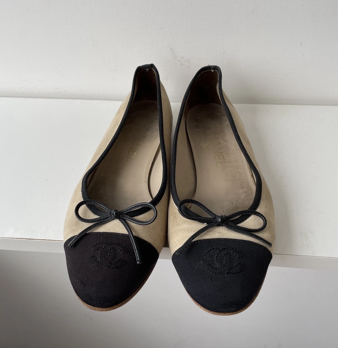 Chanel Cream/Black Leather CC Cap Toe Ballet Flats Size 39 Chanel