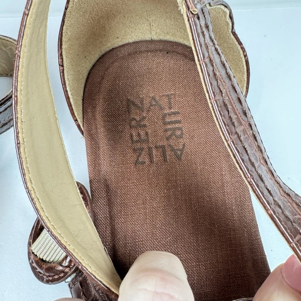 Sandalias Naturalizer Talia 8W Marrón Cocodrilo Repujado Imitación Cuero Correa al Tobillo Planas Foto 3 de 4