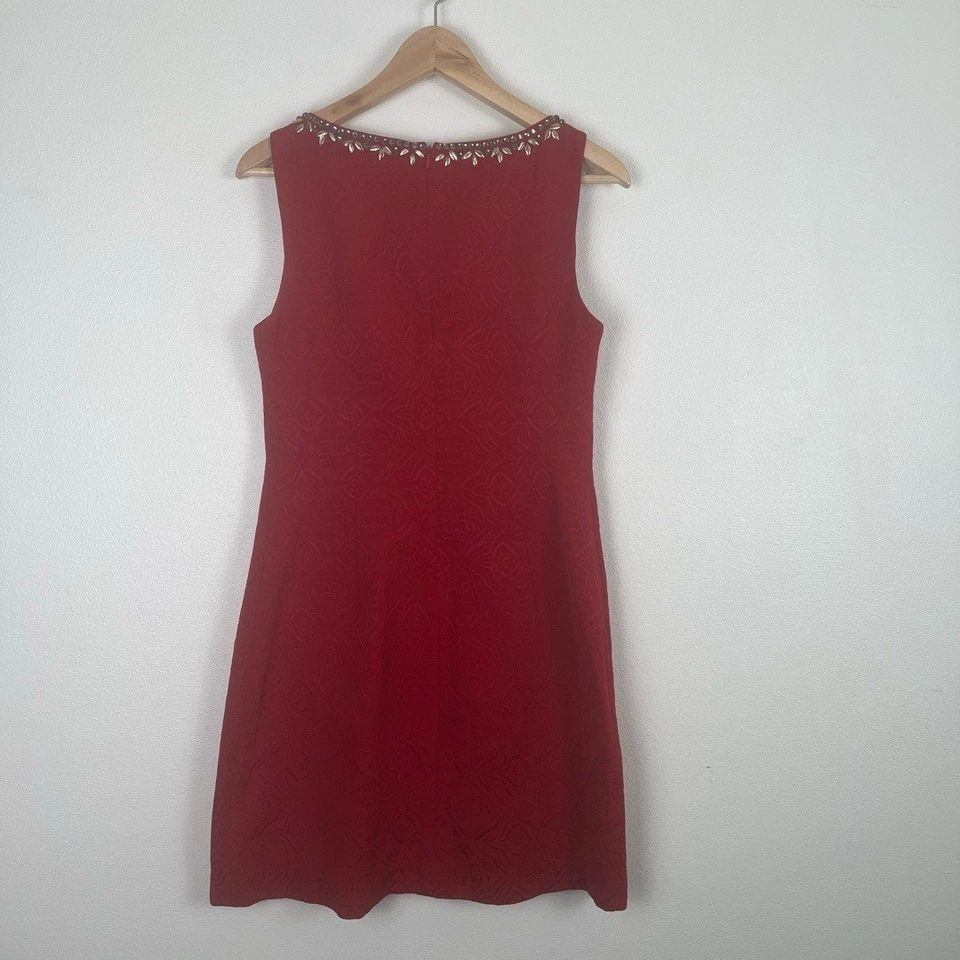 Vestido Moulinette Soeurs vermelho sem mangas bainha frisada brocado vibrante tom de joia - Imagem 3 de 4