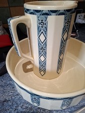 ANCIEN BROC CRUCHE + PLAT CUVETTE EMAILLES..ENSEMBLE DE TOILETTE