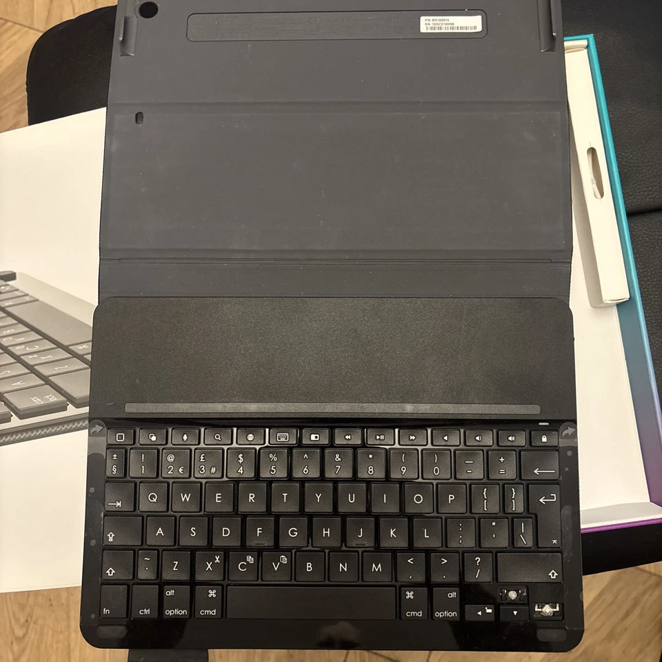 Logitech Type + Keyboard Case iPad Air, 820-006914, 2 keys missing - Image 3 of 4