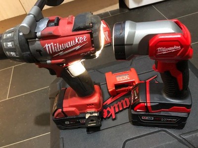 Milwaukee M18CPD Bohrhammer, Taschenlampe, Griff, Akku, Ladegerät, Koffer, etc