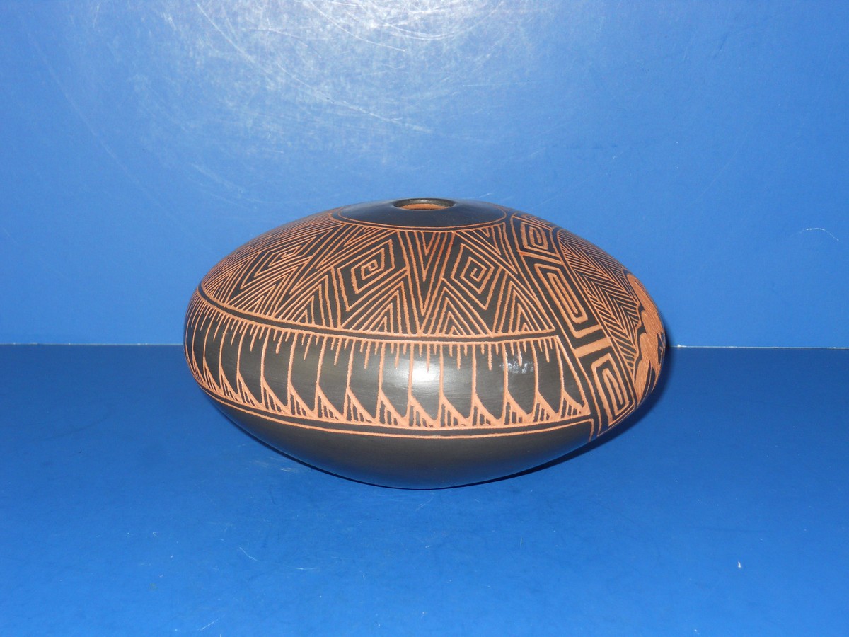 ネイティブアメリカン　アコマ・プエブロ族　シードポット　オブジェ　民藝 Acoma Pueblo Carved Hummingbird Seed Pot Signed 