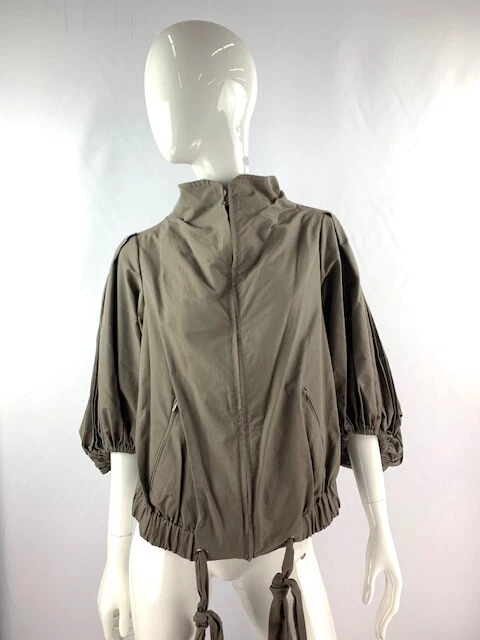 Nueva chaqueta MAXAZRIA para mujer gris topo 3/4 plisada manga globo cuello cremallera Foto 3 de 4