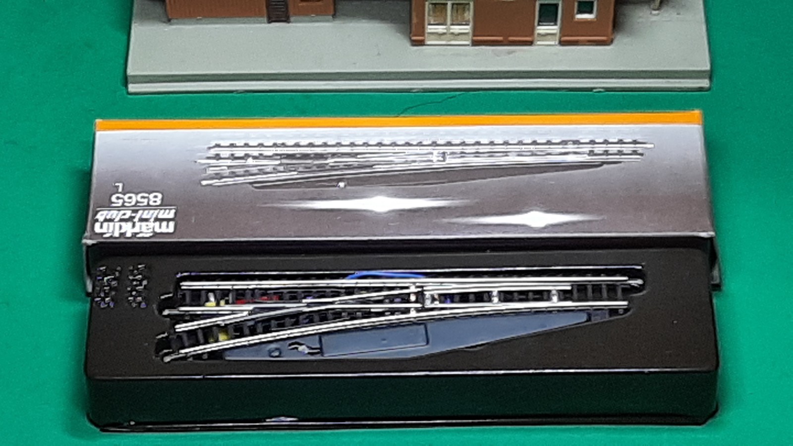 Aiguillage gauche Märklin 8565 à commande à distance avec déviation fluide 13 degrés