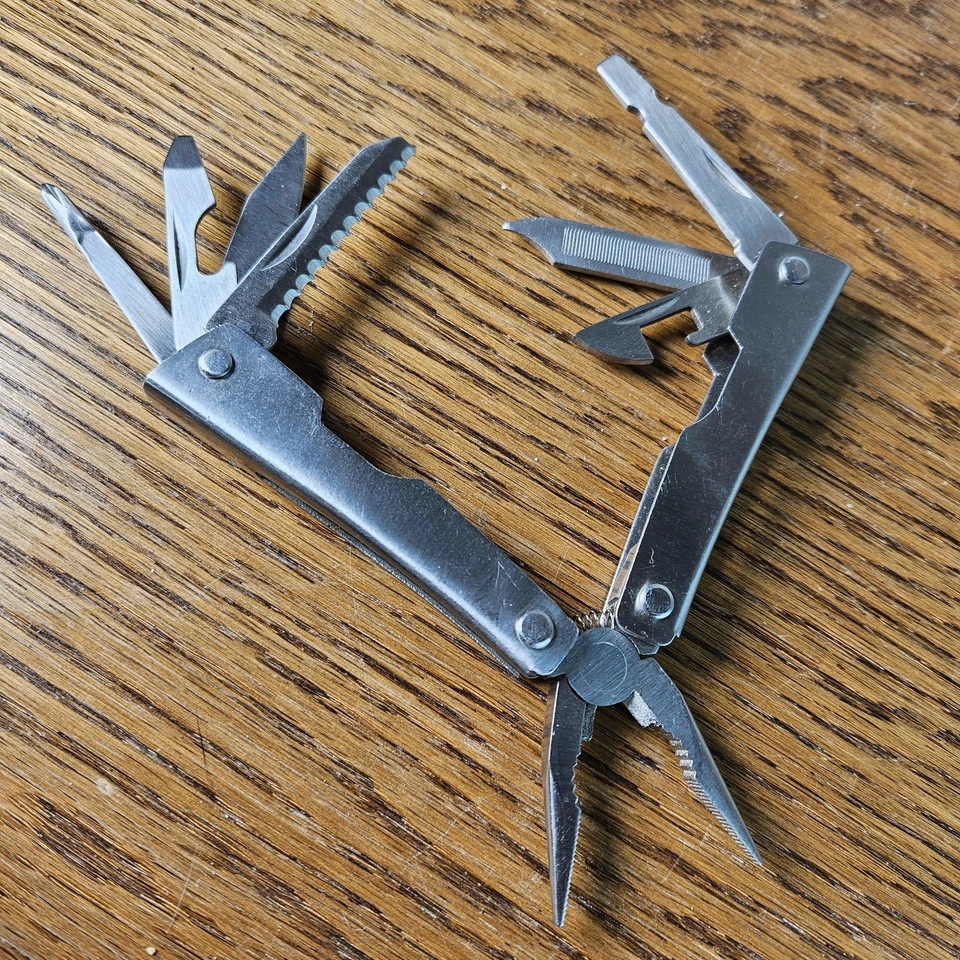 Pocket Size Multi-Tool (8) with Philipps and Flat Head Screwdriver, Saw and More - Image 4 of 4