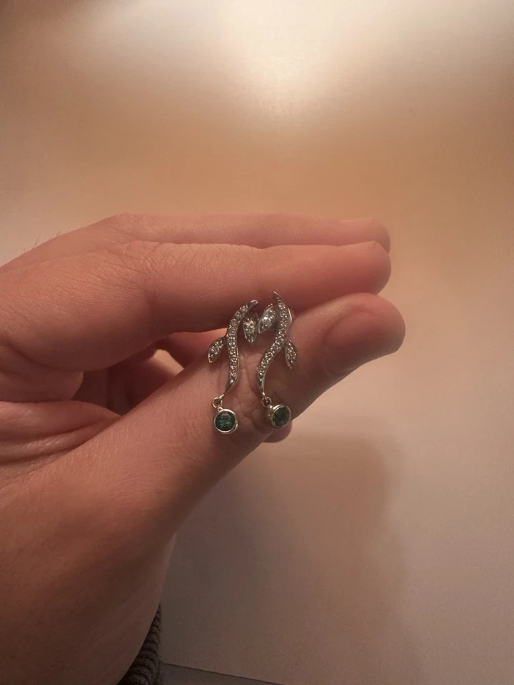 Pendientes colgantes de oro blanco con diamantes y esmeraldas cultivados en laboratorio Foto 3 de 4