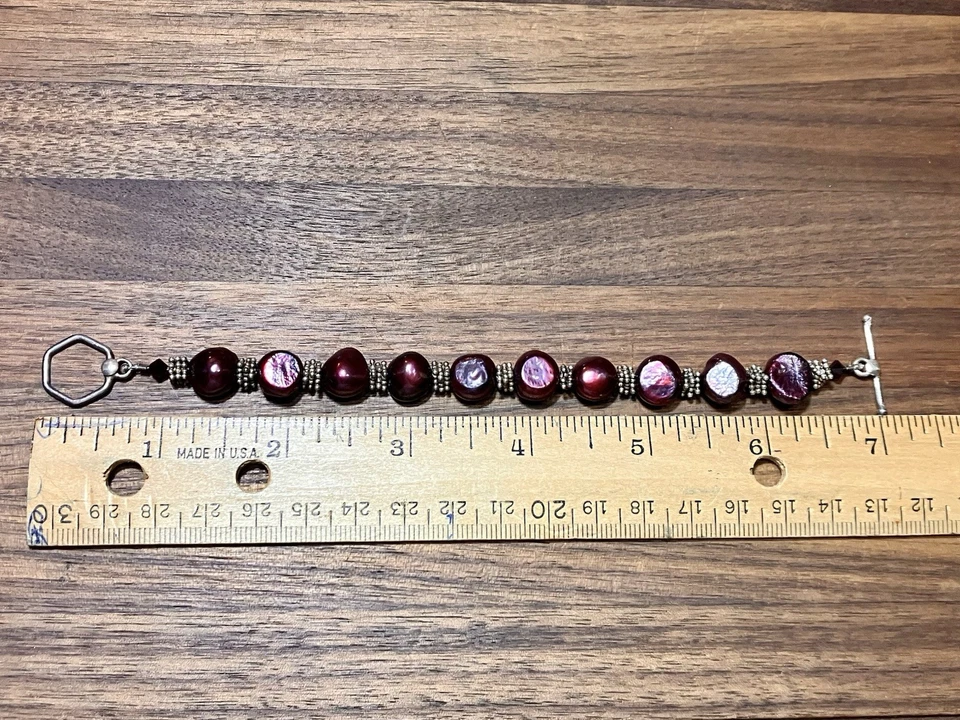 "Pulsera de perlas barrocas de agua dulce rojas borgoña de 7"" con cierre de palanca en tono plateado" Foto 4 de 4