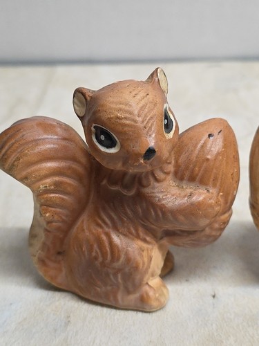 VTG Ceramic Squirrel Holding Acorn Salt and Pepper Shaker Set - Picture 5 of 11