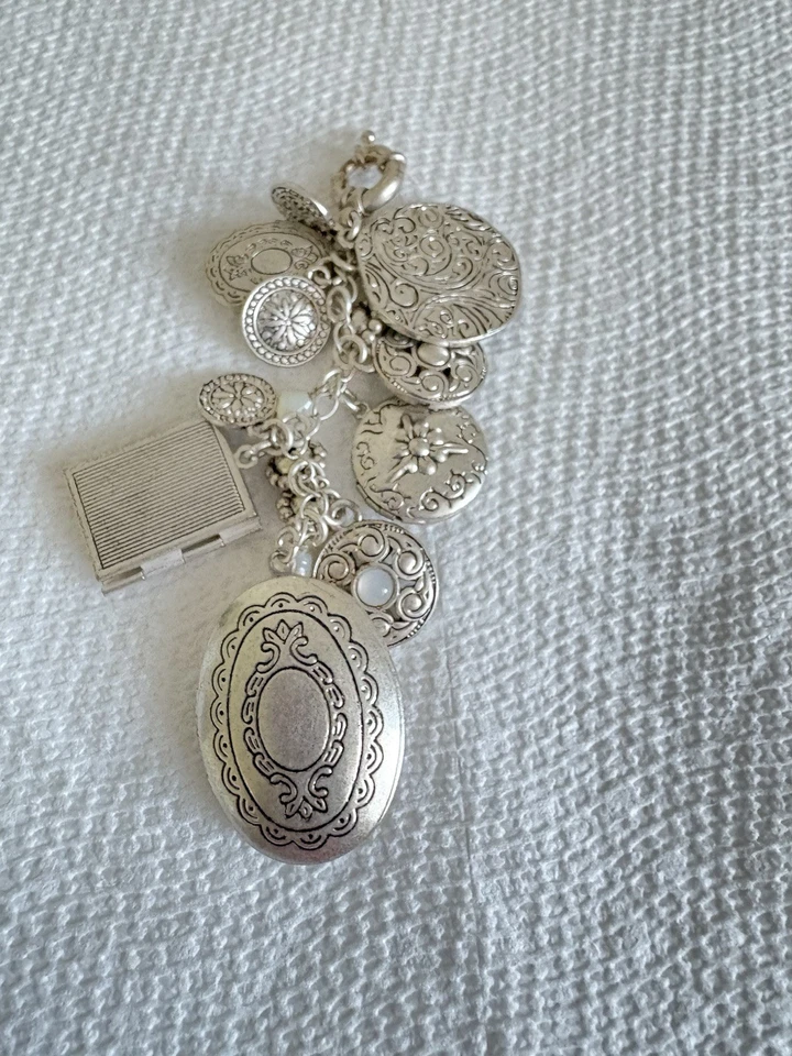 Medallones Premier Designs Near and Dear solamente Foto 2 de 4