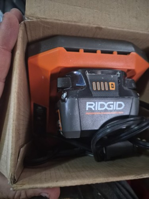 #ad RIDGID Max Output 18v 4.0ah Battery Starter Kit AC9540 $51.00