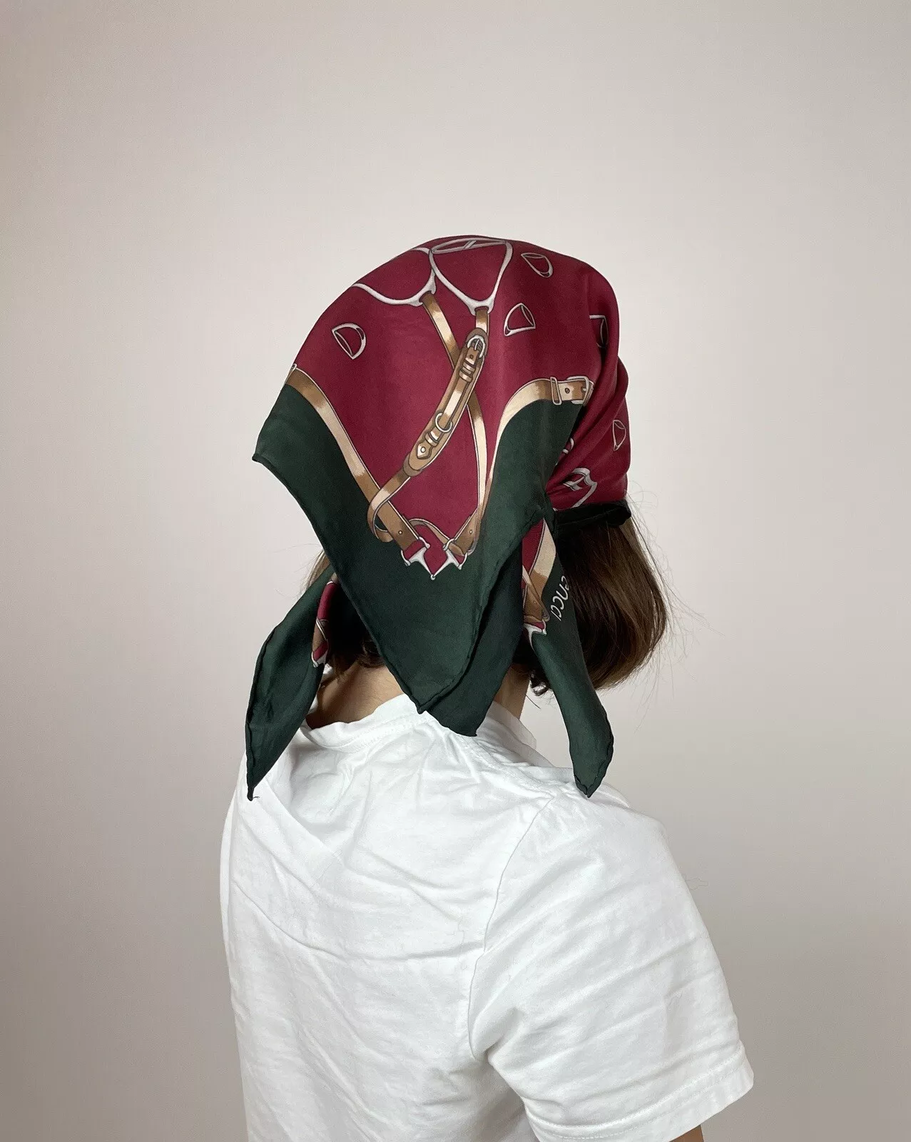 Foulard en soie vintage Gucci or équestre brides cheval carré vert 25 pouces