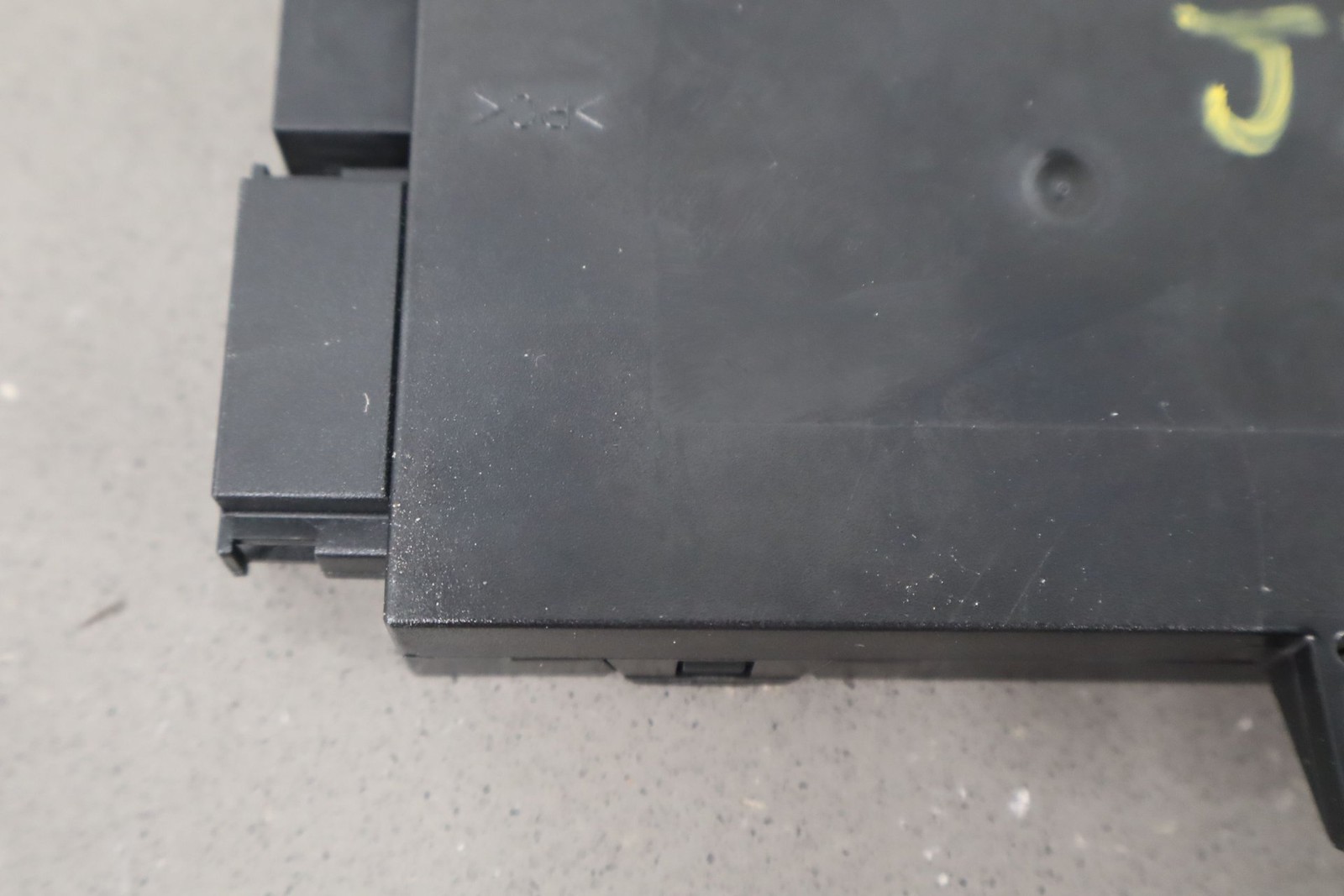 2007 Maybach 57 W240 Bus Node Roof Control Module A2408201885