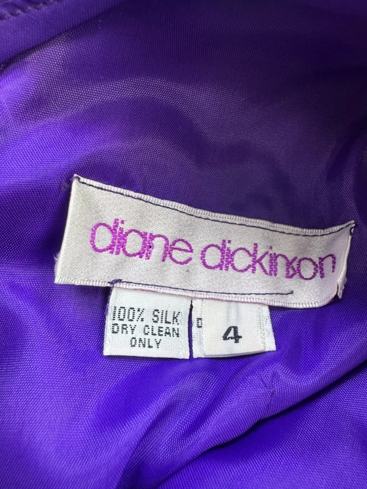 Vestido de noche Diane Dickinson para mujer 4 púrpura seda plisado con volantes caprichoso Foto 3 de 4