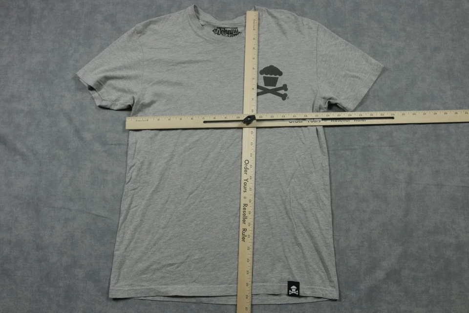Camisa Johnny Cupcakes Para Hombres Pequeña Gris Huesos Cruzados Gráfico Camiseta Cuello Redondo Informal Foto 3 de 4