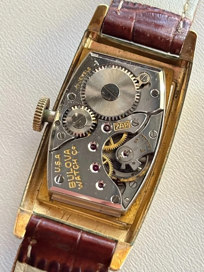 Reloj mecánico Bulova Tank Art Deco 17 joyas esfera champán caja dorada funcionando Foto 3 de 4