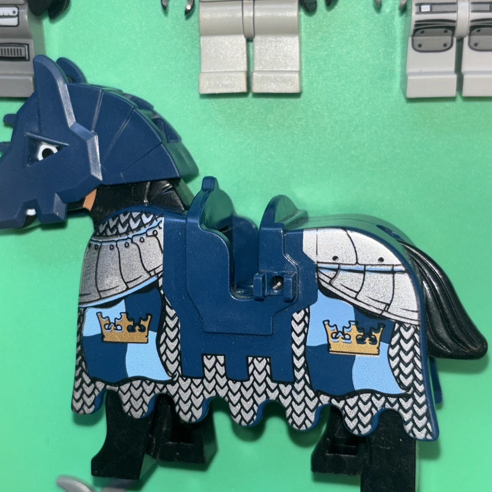 LEGO Castle Knight's Lion King Fantasy Minifigures Lot 10 Parts Queen Horse - Image 3 of 4