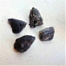 77,00 Ct CUATRO PIEDRAS NATURALES DE IOLITA EN BRUTO DE COLOR AZUL GEMA DIAMANTE