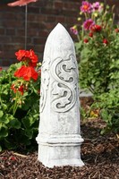 Frostfeste Steinfigur Antiker Obelisk Gartenfigur Steinguss Wetterfest