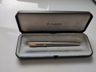 Parker Sonnet Edelstahl Füllfederhalter mit Goldrand in Geschenkbox.