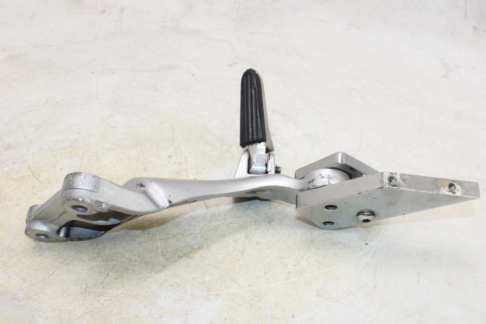 01-07 SUZUKI HAYABUSA GSX1300R OEM ПРАВЫЙ ЗАДНИЙ ПАССАЖИРСКИЙ КОЛЫШЕК - Изображение 4 из 4