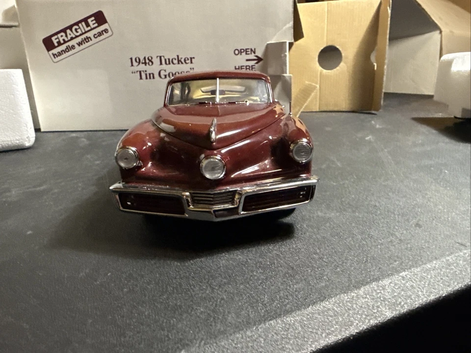 DANBURY MINT 1948 TUCKER "TIN GOOSE" Model Car Diecast 1:24 Scale - Image 4 of 4