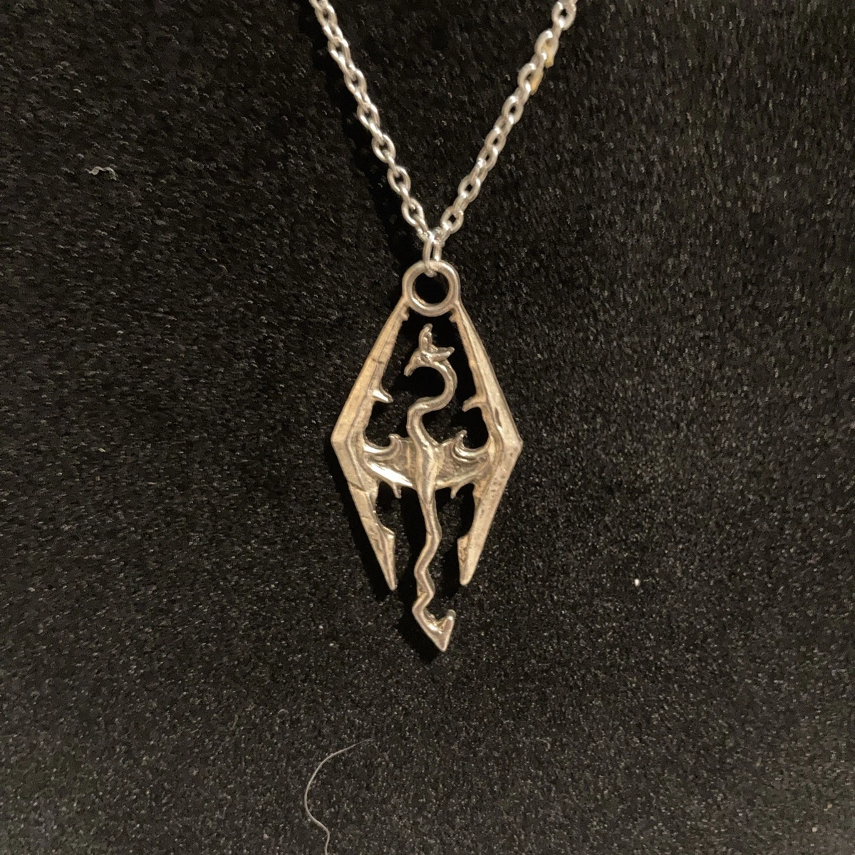 XCFS Juego de 4 colgantes de mercancía de Dragon Skyrim de The Elder Scrolls, cadena de suéter chapada en plata y oro con espada de dragón Skyrim con dije redondo y