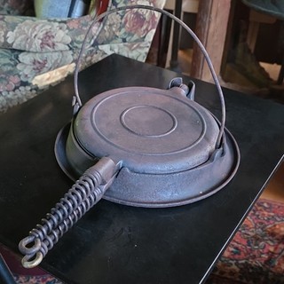 Vintage Cast Iron Round Stovetop Manual Waffle Iron Maker w/ Long Bail Handle