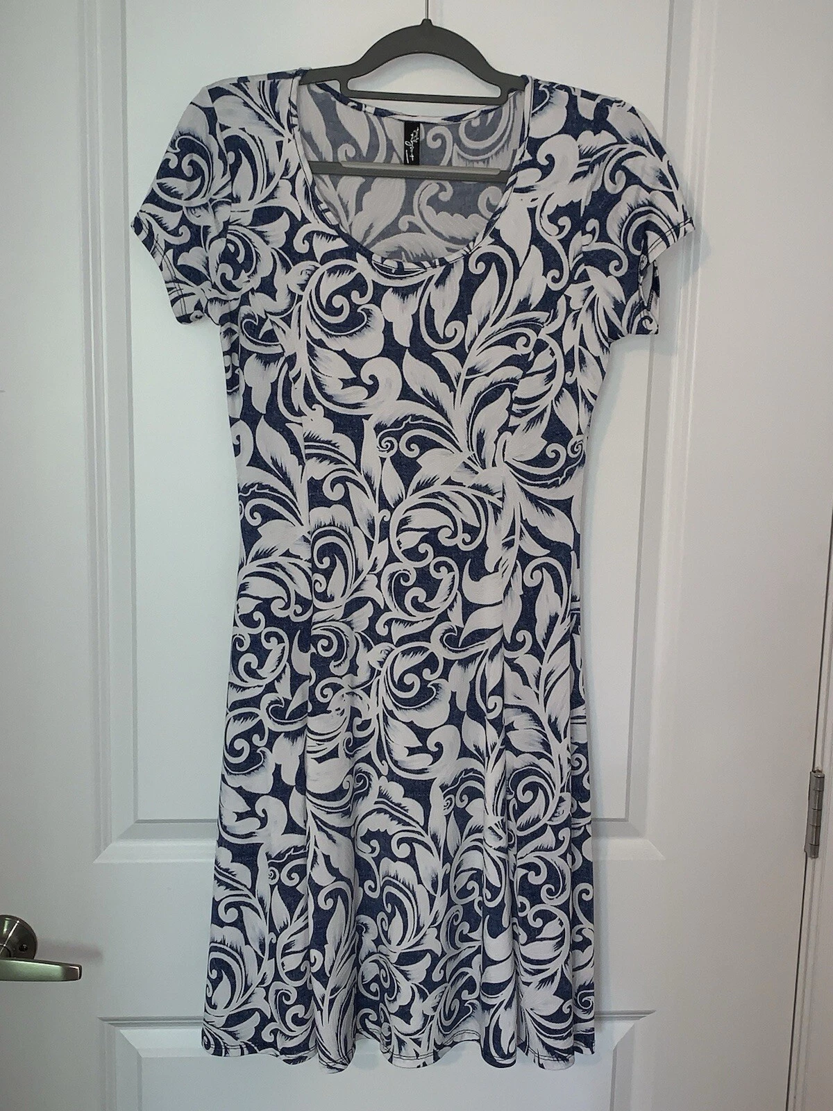 FASHQUE STUDIO Floral Print Short Sleeve T-Shirt Dress Quick Dry Size Small
