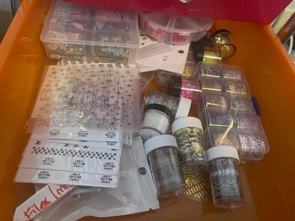 Salón de uñas completo/equipo y accesorios todo incluido. Nuevo y antiguo. Empieza ahora Foto 2 de 4