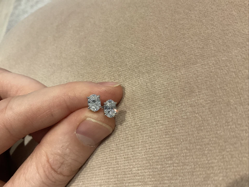 Juego de aretes ovalados de diamantes creados en laboratorio de 2,0 quilates enchapados en platino 925 Foto 2 de 4