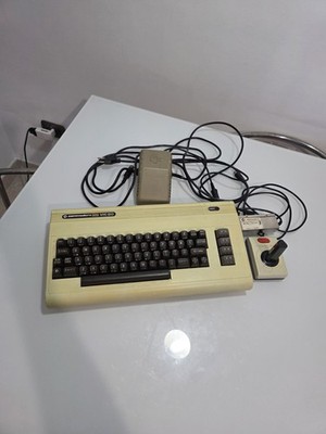 Commodore VIC-20 Vintage Computer mit Commodore 1001027 Joystick und Netzteil