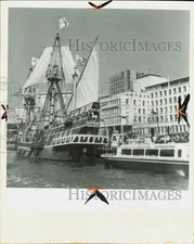 1974 Press Photo Replica of Sir Francis Drake's "Golden Hinde" docked at port