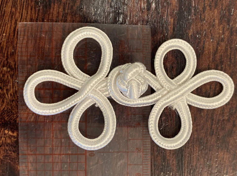 Conector de broche de rana trenzada blanca de 2 piezas 50 mm X 75 mm bordado asiático Foto 3 de 4