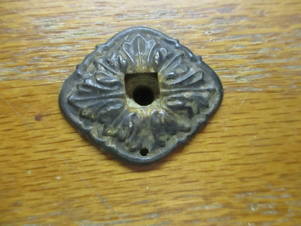 Art Nouveau 1890s latão gota puxador com placa traseira de aço latão antigo envelhecido escuro - Imagem 4 de 4