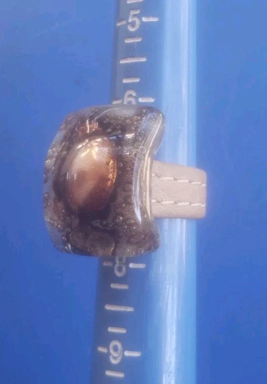 Anillo de banda artesanal vintage de cuero tostado con vidrio multicolor. Talla 8 Foto 3 de 4