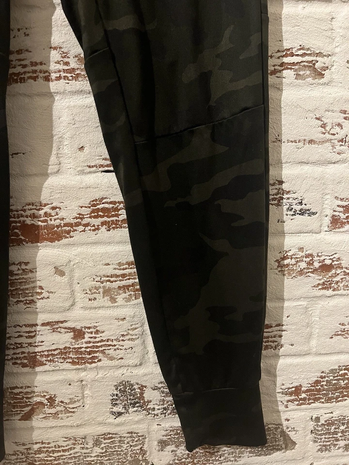 Pantalones de chándal American Eagle Outfitters Flex camuflados negros verdes talla XS Foto 4 de 4