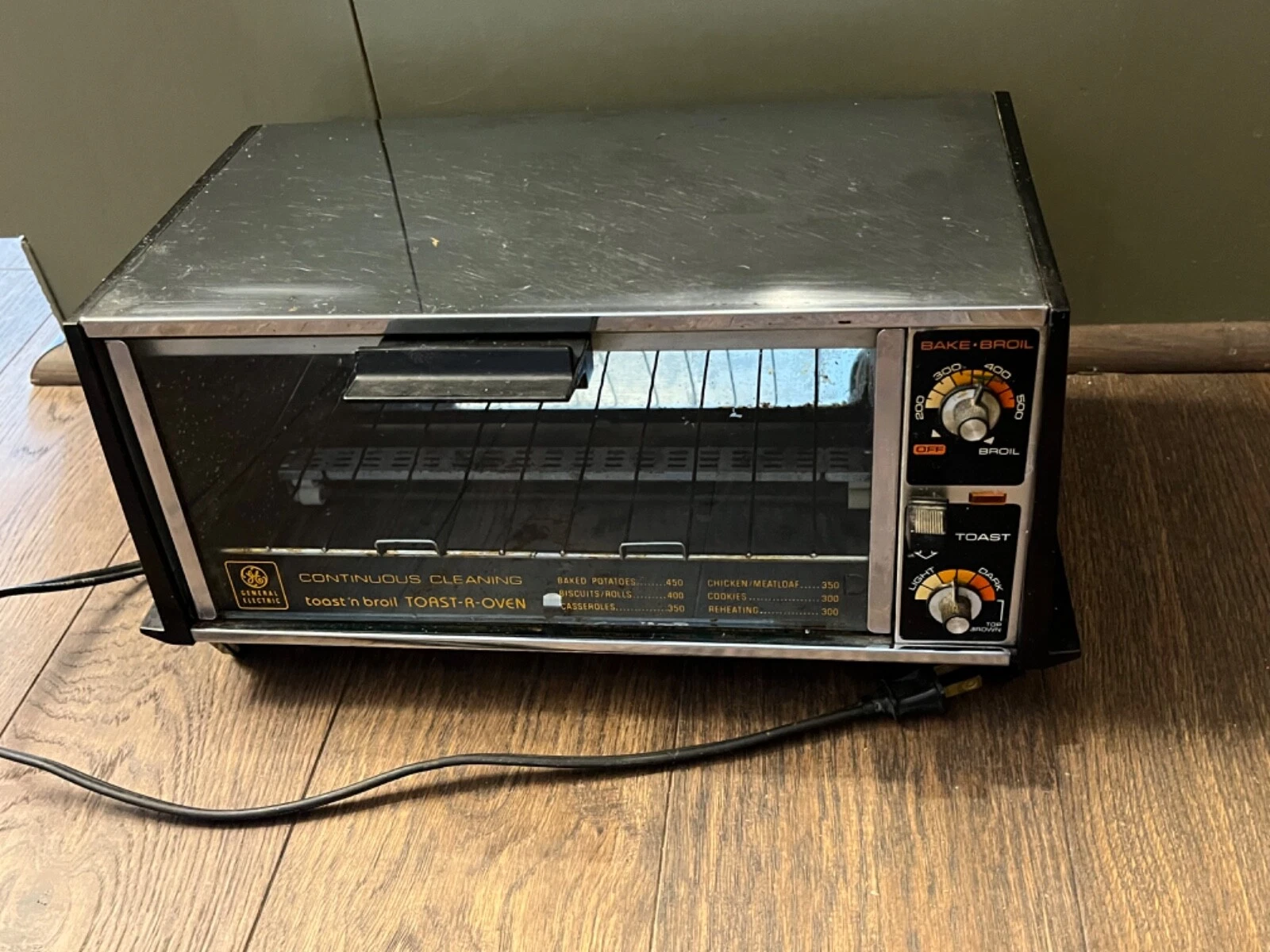 VTG Kitchen GE Toast 'N Broil Toast-R-Oven Bake Model T50 Toaster Oven - Works!