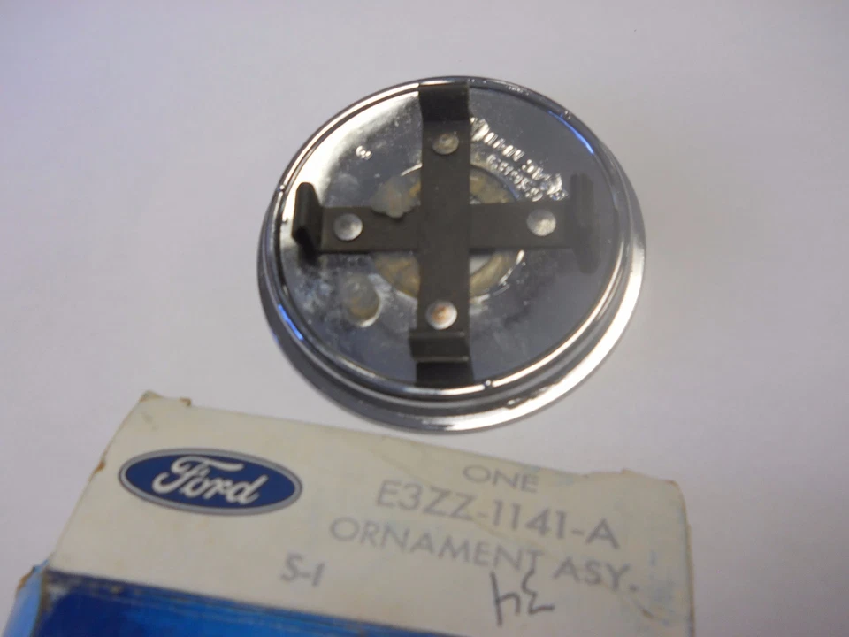 Ford Mustang 1983 1984 1985 1986 tapa central de rueda nuevo en stock Foto 2 de 2